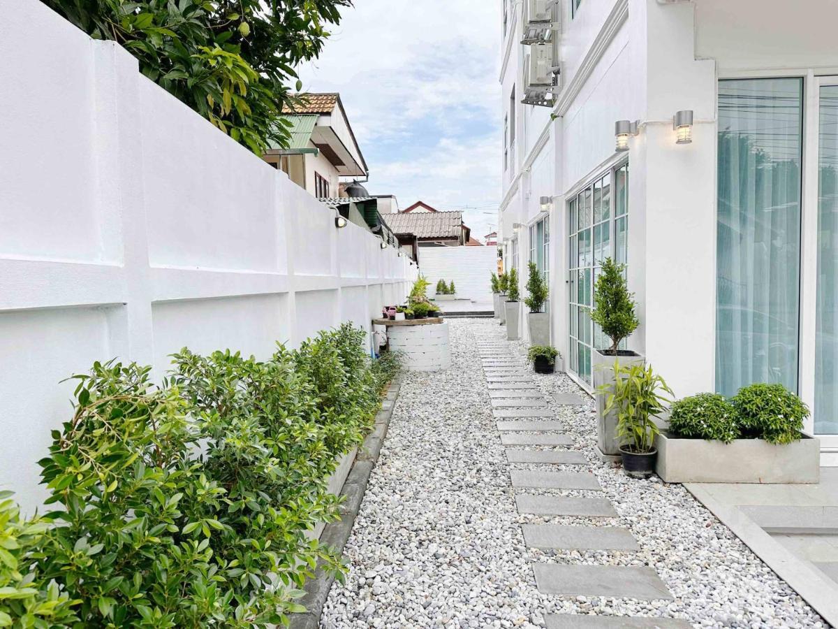 Ostello The White House Rachamankha เดอะ ไวท์เฮ้าส์ ราชมรรคา Chiang Mai Esterno foto