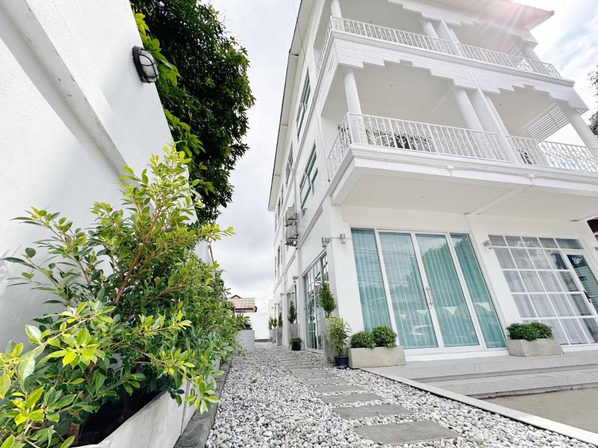 Ostello The White House Rachamankha เดอะ ไวท์เฮ้าส์ ราชมรรคา Chiang Mai Esterno foto