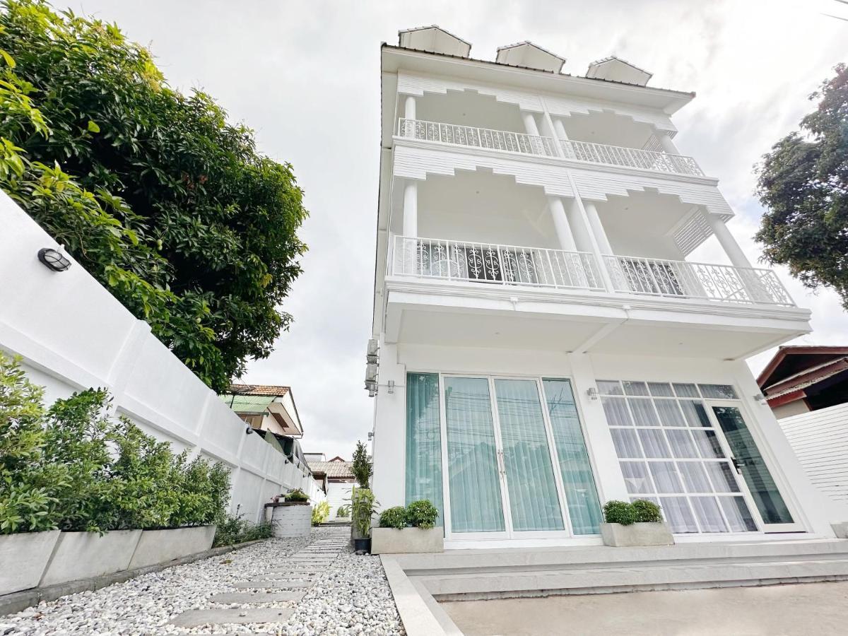 Ostello The White House Rachamankha เดอะ ไวท์เฮ้าส์ ราชมรรคา Chiang Mai Esterno foto