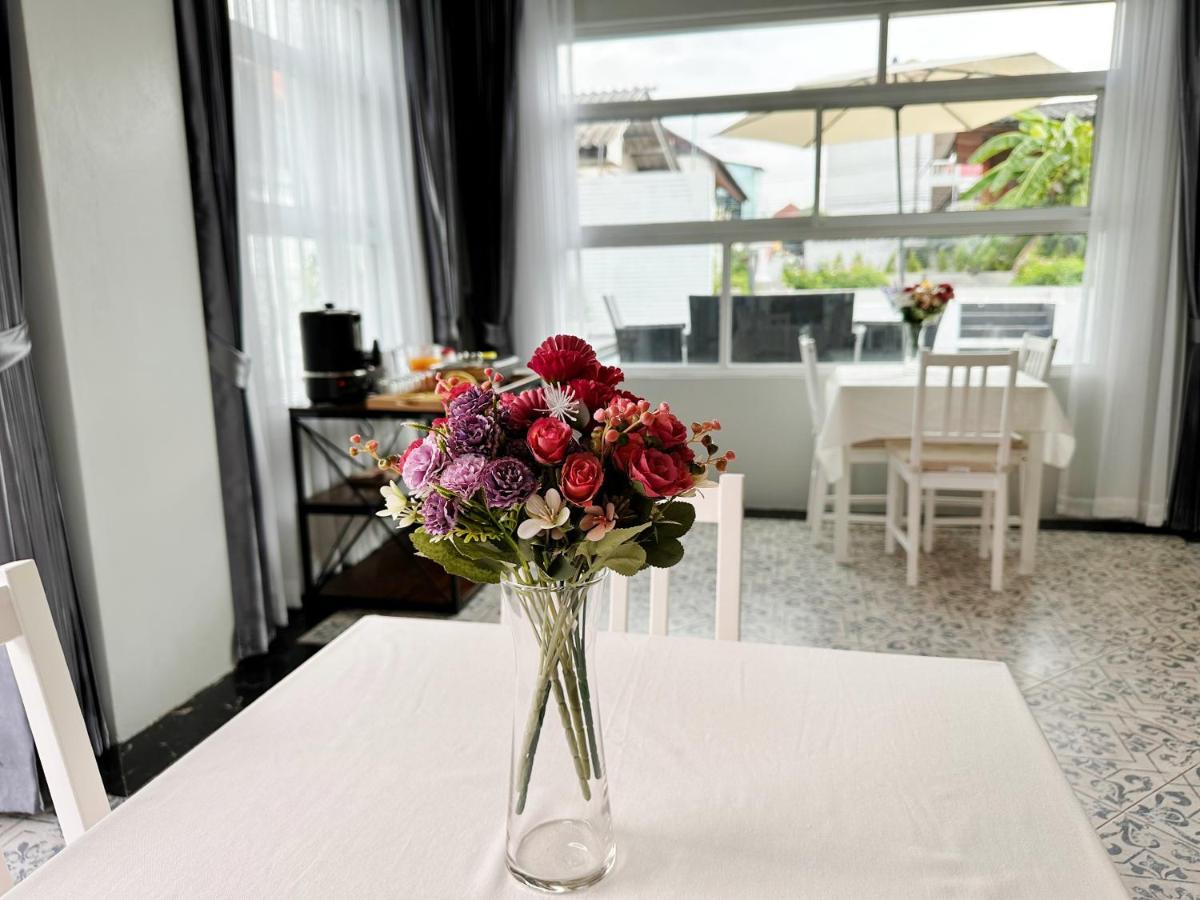 Ostello The White House Rachamankha เดอะ ไวท์เฮ้าส์ ราชมรรคา Chiang Mai Esterno foto