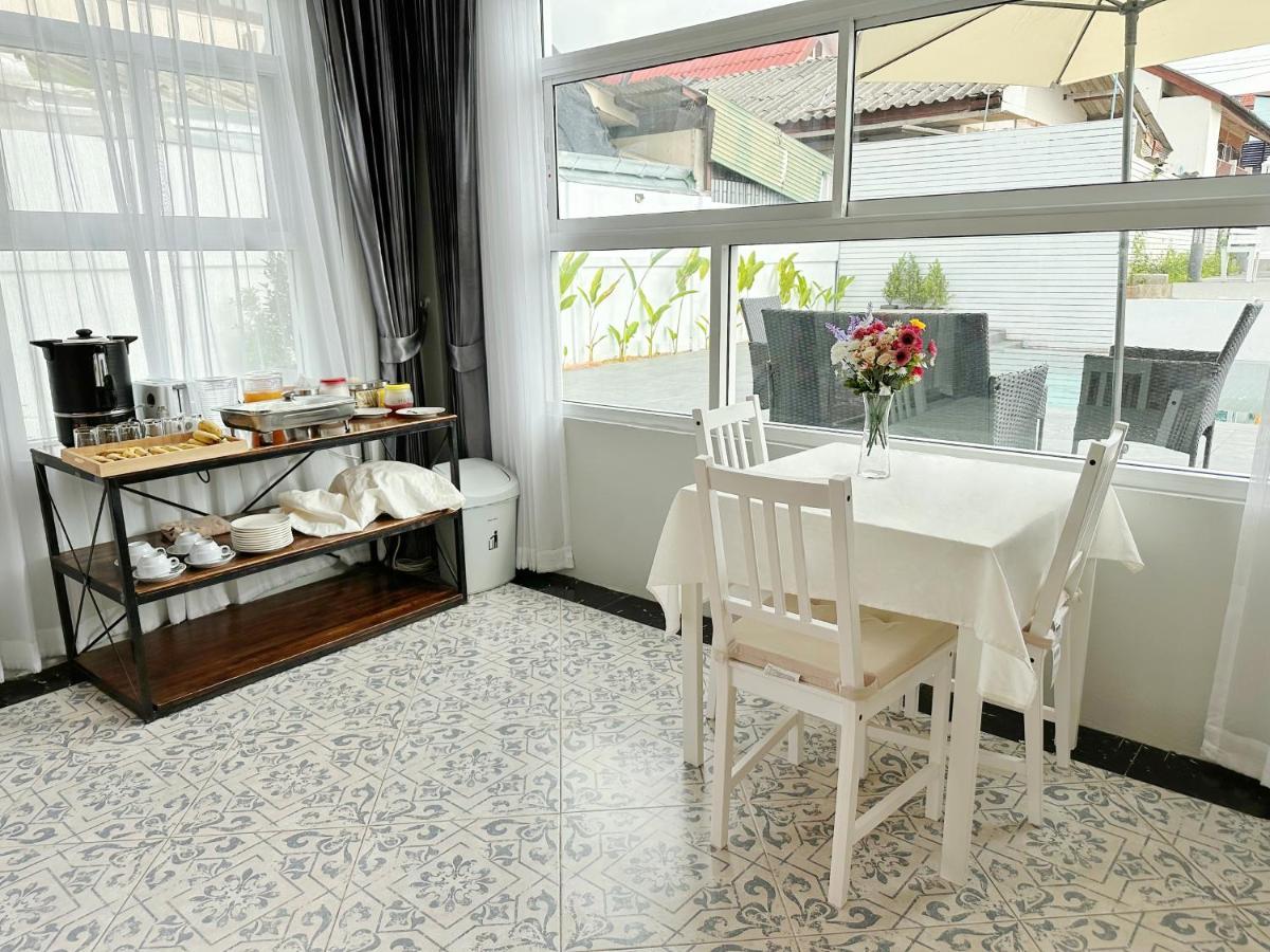Ostello The White House Rachamankha เดอะ ไวท์เฮ้าส์ ราชมรรคา Chiang Mai Esterno foto